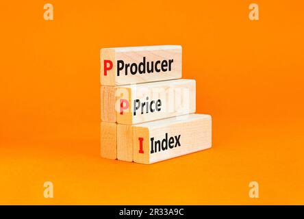 PPI-Symbol für den Preisindex der Erzeuger. Konzeptbegriffe PPI Erzeugerpreisindex auf Holzblock. Schöner orangefarbener Tischhintergrund. Business und PPI PR Stockfoto