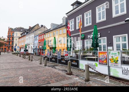 Flensburg, Deutschland - 10. Februar 2017: Farbenfrohe alte Wohnhäuser befinden sich entlang der alten Straße der Stadt Flensburg Stockfoto