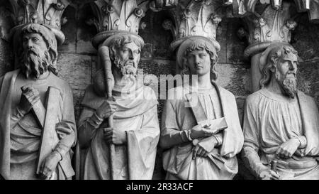 Skulpturenbilder der Heiligen Apostel an der Wand der Fassade der Kathedrale Saint Fin Barre in Cork, Irland. Die Apostel Andrew, James Major, Th Stockfoto