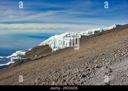 Blick auf den Rebmann-Gletscher nach Süden vom Kibo-Kraterrand auf Kilimanjaro, Tansania Stockfoto