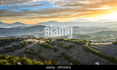 Wunderschöne Abendlandschaft der Krim bei Sonnenuntergang mit der Karadag-Bergkette am Horizont vor dem Hintergrund eines malerischen Su Stockfoto