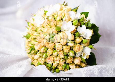 Pfirsichfarbener Brautstrauß Stockfoto