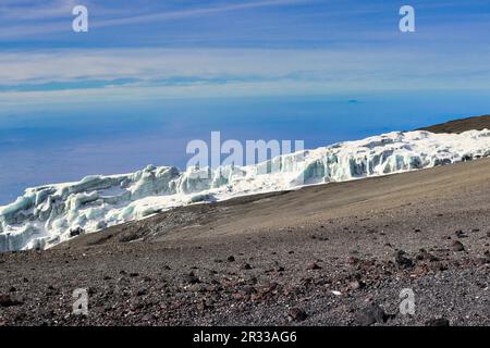 Blick auf den Rebmann-Gletscher nach Süden vom Kibo-Kraterrand auf Kilimanjaro, Tansania Stockfoto