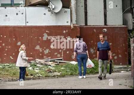 STEPNOHIRSK, UKRAINE - 19. MAI 2023 - Einheimische werden im Freien in Stepnohirsk, Region Zaporischzhia, Südostukraine gesehen. Stockfoto