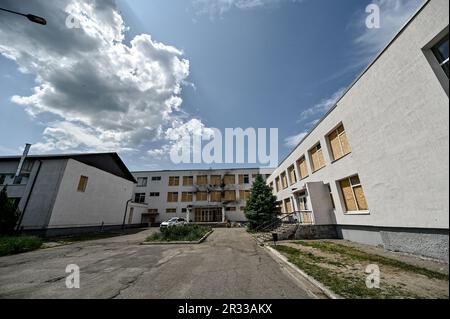 STEPNOHIRSK, UKRAINE - 19. MAI 2023 - Eine örtliche Schule zeigt Schäden, die durch den russischen Beschuss dieser städtischen Siedlung verursacht wurden, die sich in der Nähe befindet Stockfoto