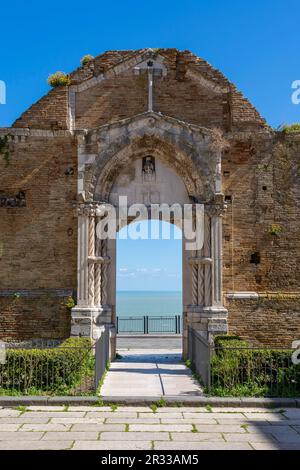 Ruinen eines alten Kirchenheiligen Peter in der Altstadt von Vasto. Chieti, Abruzzen, Italien, Europa. Stockfoto