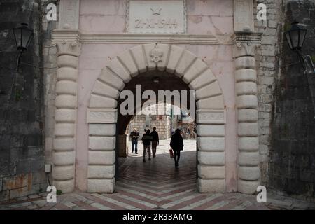 Kotor Montenegro, 10. April 2023: Eintritt in die Altstadt durch das bogenförmige Marinetor Stockfoto