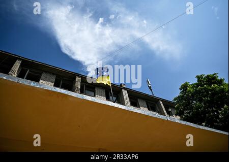 STEPNOHIRSK, UKRAINE - 19. MAI 2023 - Eine ukrainische Flagge fliegt über dem Säulenabschnitt eines Gebäudes in der städtischen Siedlung, die sich in der Nähe der befindet Stockfoto