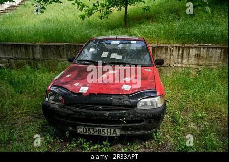 STEPNOHIRSK, UKRAINE - 19. MAI 2023 - Splitterlöcher in einem roten Auto, Stepnohirsk, Region Zaporischzhia, Südostukraine. Stockfoto