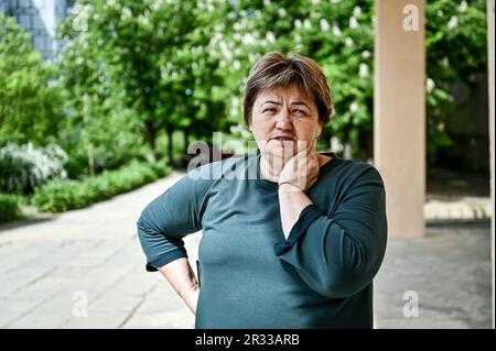 STEPNOHIRSK, UKRAINE - 19. MAI 2023 - Ein Einheimischer ist abgebildet in Stepnohirsk, Region Zaporizhzhia, Südostukraine. Stockfoto