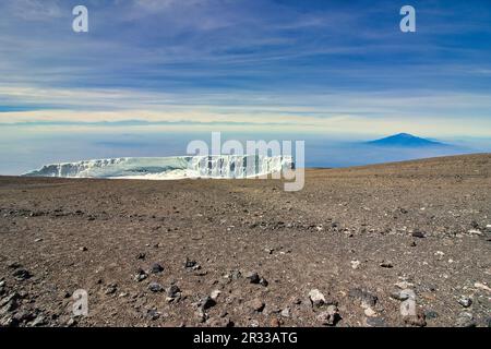 Rebmann-Gletscher mit Blick auf den Berg Meru im frühen Morgenlicht vom Kibo-Kraterrand auf Kilimanjaro, Tansania Stockfoto