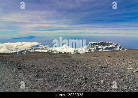 Blick auf den Rebmann-Gletscher nach Süden vom Kibo-Kraterrand auf Kilimanjaro, Tansania Stockfoto