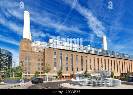 London Wandsworth Battersea, ein blauer Himmel über dem Kraftwerk Stockfoto