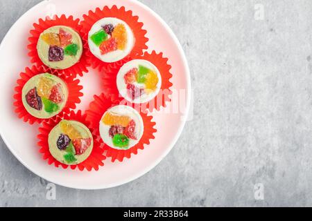 Cashew Nut Raisin Cookies Thai Cookies auf einem weißen Teller. Snack mit Tee. Stockfoto