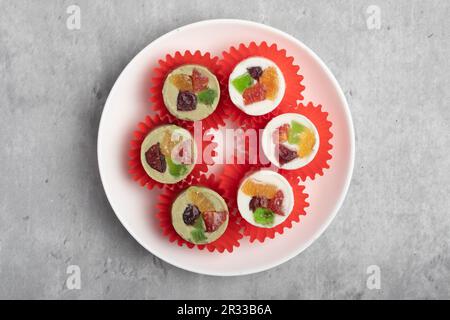 Cashew Nut Raisin Cookies Thai Cookies auf einem weißen Teller. Snack mit Tee. Stockfoto