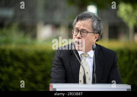 Berlin, Deutschland. 22. Mai 2023. JHY-Wey Shieh, Taiwans Vertreter in Deutschland, spricht vor der "Säule der Schande". Das Denkmal erinnert an die Opfer der gewaltsamen Unterdrückung der chinesischen Protestbewegung auf dem Tiananmen-Platz in Peking im Juni 1989. Kredit: Hannes P Albert/dpa/Alamy Live News Stockfoto