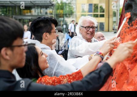 Berlin, Deutschland. 22. Mai 2023. Der Künstler Jens Galschiot (r) malt die „Säule der Schande“-Gedenkstätte. Das Denkmal erinnert an die Opfer der gewaltsamen Unterdrückung der chinesischen Protestbewegung auf dem Tiananmen-Platz in Peking im Juni 1989. Kredit: Hannes P. Albert/dpa/Alamy Live News Stockfoto