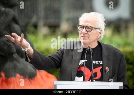 Berlin, Deutschland. 22. Mai 2023. Der Künstler Jens Galschiot spricht vor der Gedenkstätte der „Säule der Schande“. Das Denkmal erinnert an die Opfer der gewaltsamen Unterdrückung der chinesischen Protestbewegung auf dem Tiananmen-Platz in Peking im Juni 1989. Kredit: Hannes P Albert/dpa/Alamy Live News Stockfoto