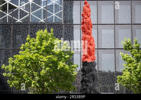 Berlin, Deutschland. 22. Mai 2023. Die Gedenkstätte „Pfeiler der Schande“ steht vor dem Axel Springer Campus. Das Denkmal erinnert an die Opfer der gewaltsamen Unterdrückung der chinesischen Protestbewegung auf dem Tiananmen-Platz in Peking im Juni 1989. Kredit: Hannes P Albert/dpa/Alamy Live News Stockfoto