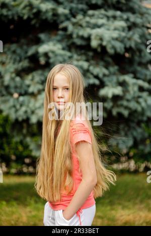 Ein blondes Mädchen mit langen Haaren Stockfoto