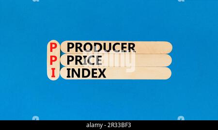 PPI-Symbol für den Preisindex der Erzeuger. Konzeptbegriffe PPI Erzeugerpreisindex auf Holzstäbchen. Wunderschöner blauer Tischblauhintergrund. Business und PPI Produ Stockfoto