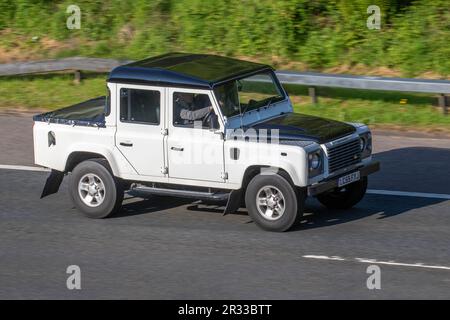 2010 Land Rover Defender 110 XS TDI D/C TDCi White LCV Pick Up Diesel mit Doppelkabine 2402 cm3; Fahrt auf der Autobahn M61, Großbritannien Stockfoto