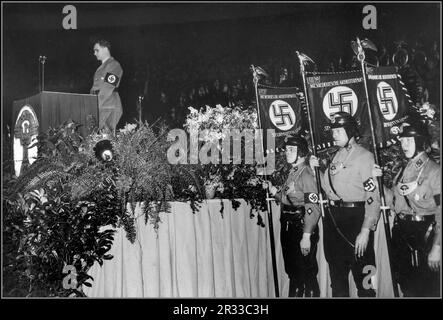 PROPAGANDAFOTO VON RUDOLF HESS, aufgenommen am 16. Januar 1936 bei der Generalversammlung des Nationalen Sozialistischen Kraftfahrkorps (NSKK) in der Deutschlandhalle-Arena in Berlin, Nazideutschland. Rede von Rudolf Hess. Standardarbeiter/Ehrengäste des NSKK in Uniformen, die eng an denen der Sturmabteilung (SA) orientieren, zu der der NSKK ursprünglich gehörte. Berliner Nazideutschland Stockfoto