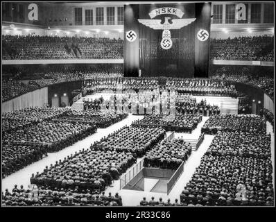 Nazideutschland 1936 NSKK RALLYE Propagandafoto aufgenommen am 16. Januar 1936 bei der Rallye des Nationalen Sozialistischen Kraftfahrkorps Berlin 1936-01-16 Rudolf Hess Rede in der Deutschlandhalle Arena in Berlin, Nazideutschland. Stockfoto