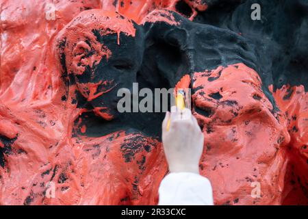 Berlin, Deutschland. 22. Mai 2023. Ein Teilnehmer malt die „Säule der Schande“. Das Denkmal erinnert an die Opfer der gewaltsamen Unterdrückung der chinesischen Protestbewegung auf dem Tiananmen-Platz in Peking im Juni 1989. Kredit: Hannes P Albert/dpa/Alamy Live News Stockfoto