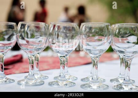 Gläser in Reihen im Freien Stockfoto