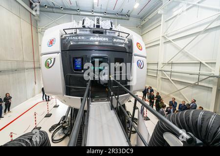 Melsbroek, Belgien. 22. Mai 2023. Die Abbildung zeigt die offizielle Eröffnung des Belux National A400M Training Center (BNTC) in Melsbroek am Montag, den 22. Mai 2023. Die Inbetriebnahme des BNTC, dessen Vorzeigewerk der Full Flight Simulator A400M ist, ist ein neuer Meilenstein für die 15W in der aus- und Weiterbildung der belgischen und luxemburgischen Flugzeugpiloten. BELGA FOTO JONAS ROOSENS Kredit: Belga News Agency/Alamy Live News Stockfoto