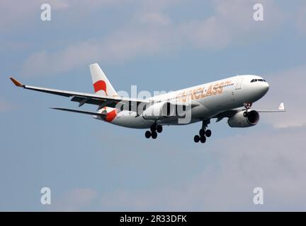 Ein Airbus A330-200 von Sunclass Airlines nähert sich Palma Flughafen Mallorca Stockfoto