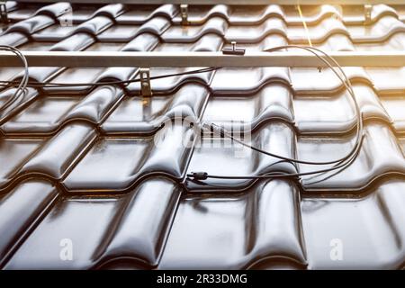 Solarpaneelkabel und Montagesystem auf einem Fliesendach Stockfoto