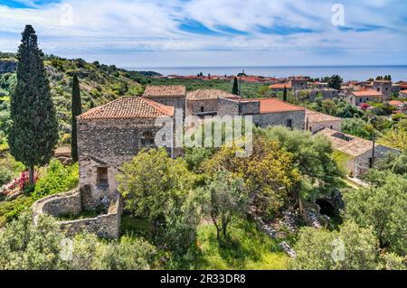 Turmhäuser in Kardamyli, Ionisches Meer in dist, Blick vom Mourtzinos Tower in der befestigten Anlage Troupakis Mourtzinos in Old Kardamili, Griechenland Stockfoto