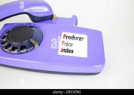 PPI-Symbol für den Preisindex der Erzeuger. Konzeptbegriffe PPI-Preisindex der Produzenten auf einem schönen, alten Diskettentelefon. Wunderschöner weißer Tischhintergrund. Geschäftlich Stockfoto