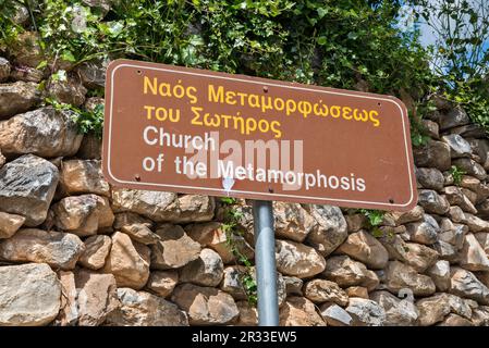 Zweisprachiges Schild an der Kirche der Erlöser, 14. Jahrhundert, spätes Byzantinisches, im Dorf Langada, Halbinsel Peloponnes, Griechenland Stockfoto