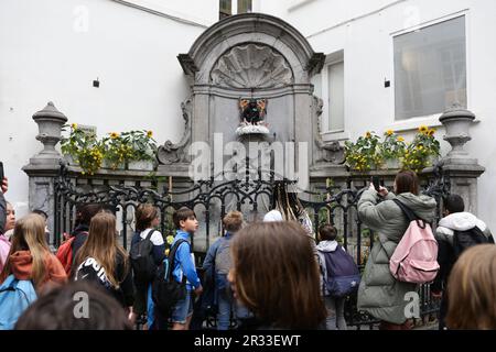 Brüssel, Belgien. 22. Mai 2023. Die Menschen sehen das Manneken-Pis in Brüssel, Belgien, 22. Mai 2023. Belgiens berühmte Statue Manneken-Pis wurde montags mit einem Schmetterlingskostüm dekoriert, um den Internationalen Tag der biologischen Vielfalt zu feiern. Kredit: Zheng Huansong/Xinhua/Alamy Live News Stockfoto