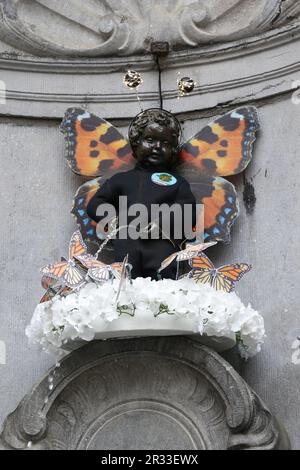 Brüssel, Belgien. 22. Mai 2023. Der Manneken-Pis ist in einem Schmetterlingskostüm in Brüssel, Belgien, am 22. Mai 2023 zu sehen. Belgiens berühmte Statue Manneken-Pis wurde montags mit einem Schmetterlingskostüm dekoriert, um den Internationalen Tag der biologischen Vielfalt zu feiern. Kredit: Zheng Huansong/Xinhua/Alamy Live News Stockfoto