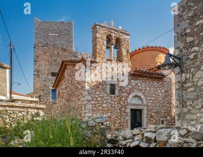 Agioi Taxiarches Church (Erzengel Michael und Gabriel Church), Turmhaus, Dorf Flomochori, Laconian Mani, Region Peloponnes, Griechenland Stockfoto