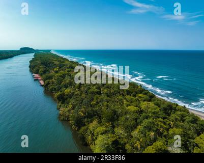 Blick aus der Vogelperspektive auf Tortuguero Village, Costa Rica Stockfoto