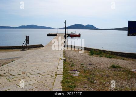 Der hölzerne Pier von Cala reale auf der Insel Asinara Stockfoto