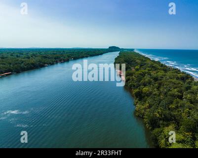 Blick aus der Vogelperspektive auf Tortuguero Village, Costa Rica Stockfoto