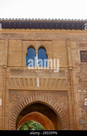 Granada, Spanien - 12. Oktober 2021: Architektonische Details der befestigten Alhambra auf dem Sabika-Hügel und der Stadt Granada in Andal Stockfoto