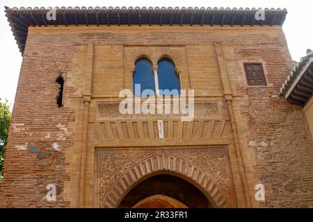 Granada, Spanien - 12. Oktober 2021: Architektonische Details der befestigten Alhambra auf dem Sabika-Hügel und der Stadt Granada in Andal Stockfoto