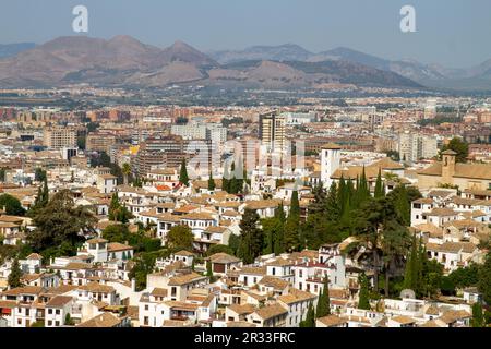 Granada, Spanien - 12. Oktober 2021: Architektonische Details der befestigten Alhambra auf dem Sabika-Hügel und der Stadt Granada in Andal Stockfoto