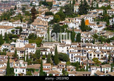 Granada, Spanien - 12. Oktober 2021: Architektonische Details der befestigten Alhambra auf dem Sabika-Hügel und der Stadt Granada in Andal Stockfoto