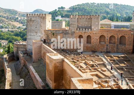 Granada, Spanien - 12. Oktober 2021: Architektonische Details der befestigten Alhambra auf dem Sabika-Hügel und der Stadt Granada in Andal Stockfoto