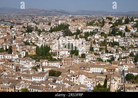 Granada, Spanien - 12. Oktober 2021: Architektonische Details der befestigten Alhambra auf dem Sabika-Hügel und der Stadt Granada in Andal Stockfoto