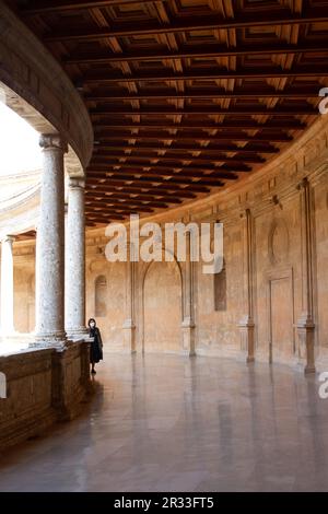 Granada, Spanien - 12. Oktober 2021: Architektonische Details der befestigten Alhambra auf dem Sabika-Hügel und der Stadt Granada in Andal Stockfoto