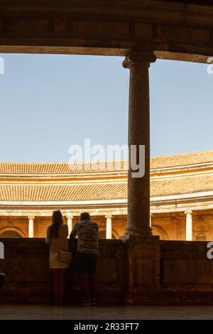 Granada, Spanien - 12. Oktober 2021: Architektonische Details der befestigten Alhambra auf dem Sabika-Hügel und der Stadt Granada in Andal Stockfoto